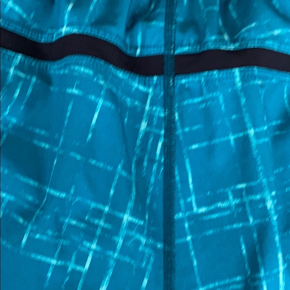 Lululemon men’s shorts lined with a 9 inch inseam - Picture 7 of 9